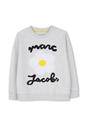 Sweat-shirt gris clair avec une fleur blanche et un centre jaune, comportant un texte noir en cursive "Marc Jacobs" au-dessus et en dessous de la fleur.