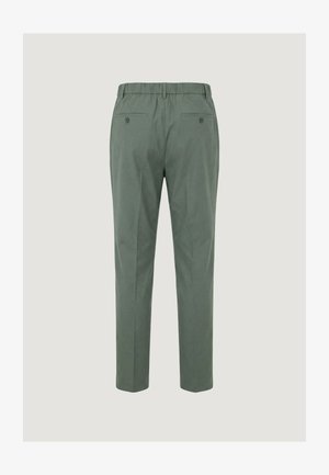 Groene op maat gemaakte broek met elastische tailleband en twee knoopsluitingen op de achterzakken, weergegeven op een eenvoudige achtergrond.