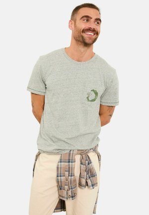 Graues Baumwoll-T-Shirt mit rundem Ausschnitt und kurzen Ärmeln. Auf der linken Brustseite befindet sich eine grüne Grafik eines Frosches. Lässiger Look.