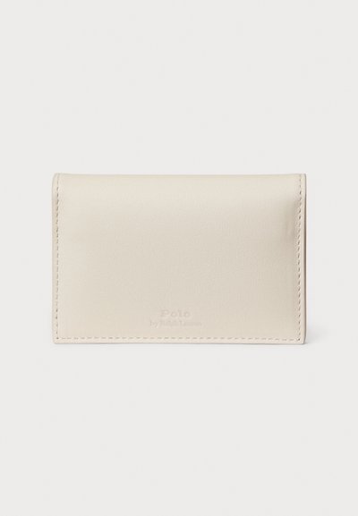 Smeđi bež kožni novčanik s glatkom teksturom, presavijeni dizajn i utisnuti logo "Polo by Ralph Lauren" na prednjoj strani.