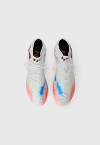 Weiße Sportschuhe mit strukturiertem Obermaterial, ausgestattet mit blauen und rosa Farbverlauf-Details, Schnürverschluss und Logodetails auf der Zunge und an den Seiten.
