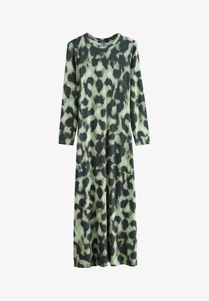 Vestido largo y holgado de tejido suave. Presenta un estampado abstracto de leopardo en verde oscuro y beige. Cuello redondo y mangas largas.