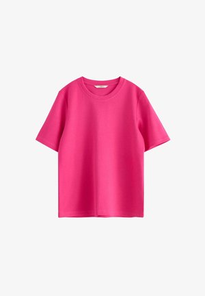 Jasnoróżowa koszulka z krótkim rękawem, okrągłym dekoltem i prostym dołem, pokazana na białym tle.