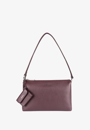 Tief burgunderfarbene Lederhandtasche mit strukturiertem Oberflächenmaterial, Reißverschlussverschluss und einem abnehmbaren Kartenetui, das mit einem silbernen Clip befestigt ist. Verstellbarer Schulterriemen inklusive.