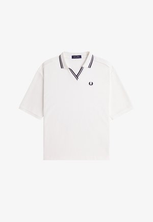 Hvid kortærmet poloshirt med sorte dobbelte striber på kraven og Fred Perry laurbærlogo på venstre bryst.