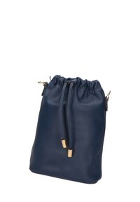 Borsa a sacco in pelle blu navy con cima arricciata, chiusura a coulisse e dettagli in metallo dorato. Texture liscia, forma compatta.