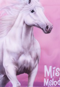 Unicorno bianco con criniera fluente, su uno sfondo rosa sfumato. Testo "Miss Melody" in un font bianco e giocoso in basso.