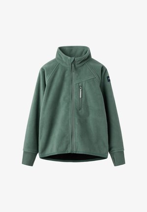 Grøn fleecejakke med fuld frontlynlås, høj krave, lynlåslomme på brystet og ribstrikkede manchetter.