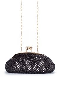 Clutch nera intrecciata con una cornice metallica dorata, dotata di manico a catena e due chiusure sferiche decorative sulla parte superiore.