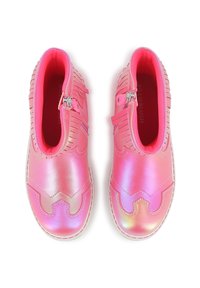 Ballerines rose irisés avec des motifs de couture distincts, fermeture éclair sur le côté et accents texturés sur une finition lisse.