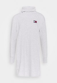 Grijze lange mouw sweater jurk met een omslagkraag, zijslitsen en een klein geborduurd logo op de borst. Zacht, gestructureerd materiaal.