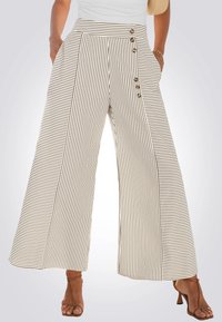 Wijde pantalon met verticale zwart-wit strepen, met een hoge taille, zijzakken en knoopaccenten aan de voorkant.
