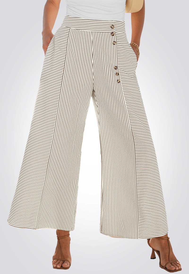 Wijde pantalon met verticale zwart-wit strepen, met een hoge taille, zijzakken en knoopaccenten aan de voorkant.
