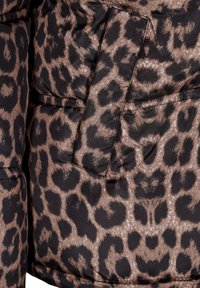 Pružná bunda s potlačou leopardieho vzoru v odtieňoch hnedej a čiernej farby, s hladkou textúrou a viditeľným štepovým detailom.