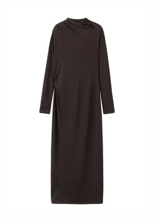 Bruine jurk met lange mouwen van gladde stof, voorzien van een hoge halslijn en zijsamtukken, met een rechte silhouet die tot aan de enkels reikt.