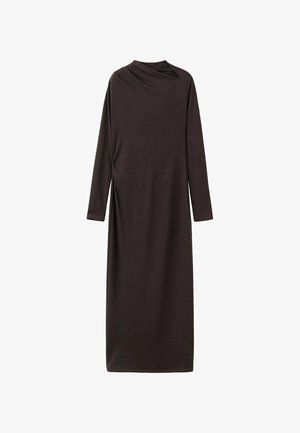 Bruine jurk met lange mouwen van gladde stof, voorzien van een hoge halslijn en zijsamtukken, met een rechte silhouet die tot aan de enkels reikt.