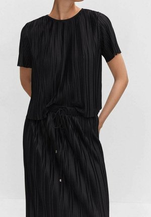 Zwart geplooid topje met korte mouwen, ronde halslijn en verstelbare trekkoord taille. Glad textuur met subtiele glans. Minimalistisch ontwerp.