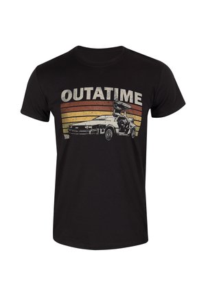 Černé bavlněné tričko s potiskem vozu DeLorean a slovy "OUTATIME" ve vybledlých bílých a retro gradientních pruzích.