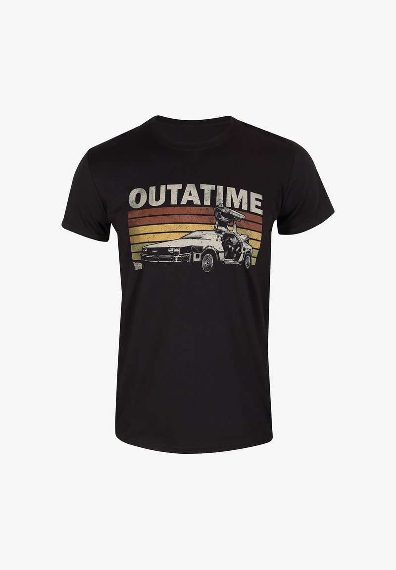 Černé bavlněné tričko s potiskem vozu DeLorean a slovy "OUTATIME" ve vybledlých bílých a retro gradientních pruzích.