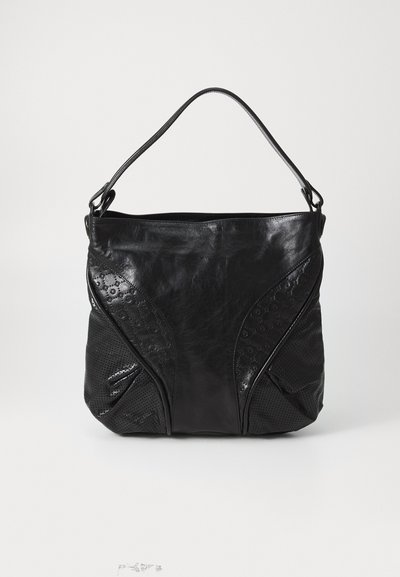 Sort håndtaske med en struktureret design, glat læderoverflade, teksturerede sidepaneler og en enkelt, buet skulderrem.