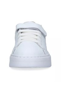 Sneaker bianco con tomaia in pelle liscia, punta rotonda e suola piatta in gomma. Presenta lacci e una fascia in Velcro per la chiusura.