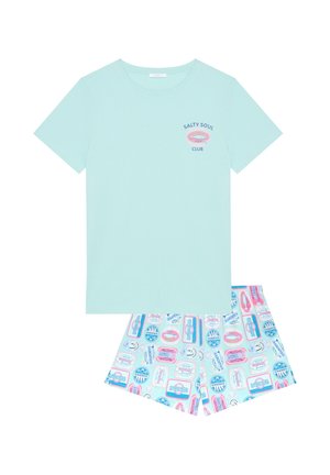 Cămașă albastru deschis cu mânecă scurtă cu „Salty Soul Club” și logo cu pește, asortată cu pantaloni scurți cu model colorat de cutii de sardine.