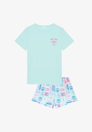 Camicia azzurro chiaro a maniche corte con "Salty Soul Club" e logo di pesce abbinata a pantaloncini con motivo colorato di lattine di sardine.