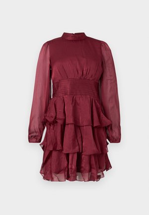 Vestido burdeos de manga larga con mangas transparentes, cuello alto, cintura ceñida y detalle de falda con volantes en capas.