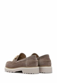 Mocassini in suede taupe con finitura testurizzata. Presentano una punta arrotondata, uno stile slip-on e una suola in gomma color crema con dettagli scanalati.