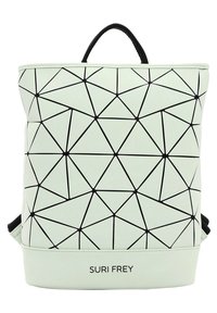 Sac à dos trapézoïdal vert en matériau lisse, présentant un motif géométrique de lignes noires et une poignée supérieure. Logo « SURI FREY » à la base.