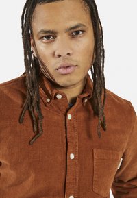 Redefined Rebel PARK SHIRT CORDUROY REGULAR FIT - Ing - caramel cafe