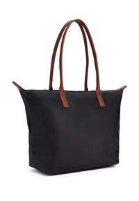 Črna torba za nošenje z rjavimi usnjenimi ročaji in zadrgo, prikazana poševno na belem ozadju.