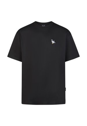 Schwarzes T-Shirt mit kurzen Ärmeln und einem kleinen weißen und grauen Vogel, der auf der linken Brustseite gestickt ist, auf weißem Hintergrund dargestellt.