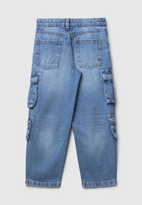 Pantaloni cargo in denim blu con una vestibilità rilassata, dotati di molteplici tasche laterali, un taglio dritto e una texture scolorita.