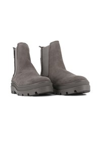 Bottines en suede gris avec une semelle épaisse et texturée. Elles présentent des panneaux latéraux élastiques et des détails de couture minimalistes. Design à bout rond.