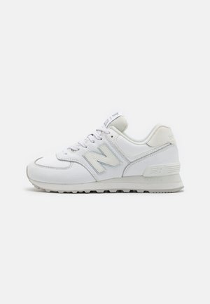 Weißer Sneaker mit Lederoberteil, Mesh-Akzenten, Gummisohle und minimaler Markenpräsenz. Enthält ein markantes 'N'-Logo und ein Schnürdesign.