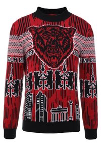 Roter Strickpullover mit auffälligem Bärenmotiv, Berliner Wahrzeichen und schwarzen Akzenten. Muster umfassen Streifen und Silhouetten in Weiß.