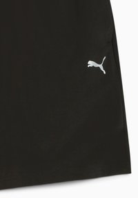 Juodai sportiniai šortai, pagaminti iš lengvo audinio, su sidabro spalvos Puma logotipu apatinėje kairėje pusėje ir glotnia tekstūra.