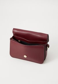 Tommy Hilfiger LIBRE FLAP CROSSOVER - Axelremsväska - deep rouge