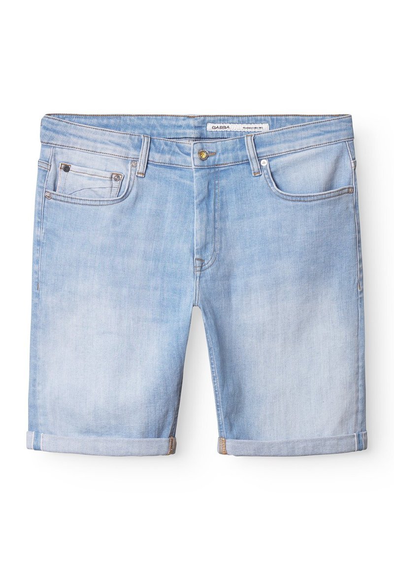 Šviesiai mėlynos spalvos džinsinės šortai su sulankstytu kraštu. Turi penkias kišenes, užsegimą su sagomis ir šiek tiek blukusį atspalvį, suteikiantį atsipalaidavusį įvaizdį.