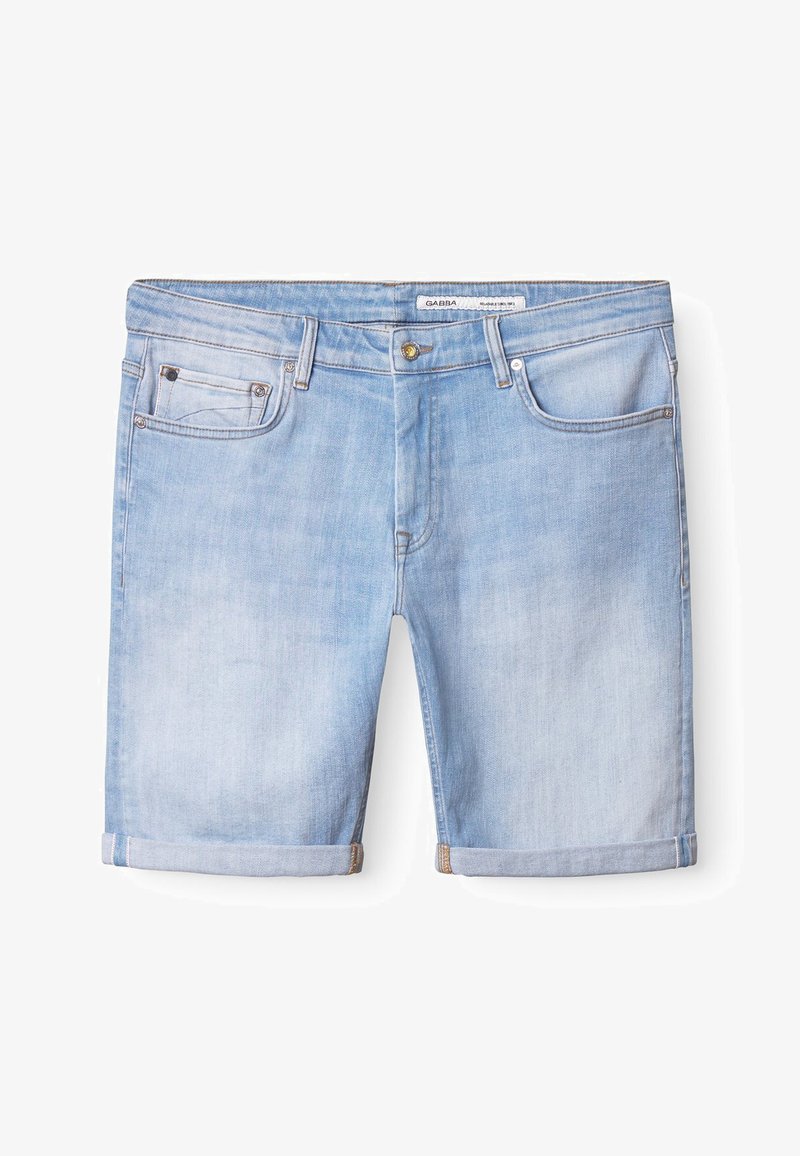 Šviesiai mėlynos spalvos džinsinės šortai su sulankstytu kraštu. Turi penkias kišenes, užsegimą su sagomis ir šiek tiek blukusį atspalvį, suteikiantį atsipalaidavusį įvaizdį.