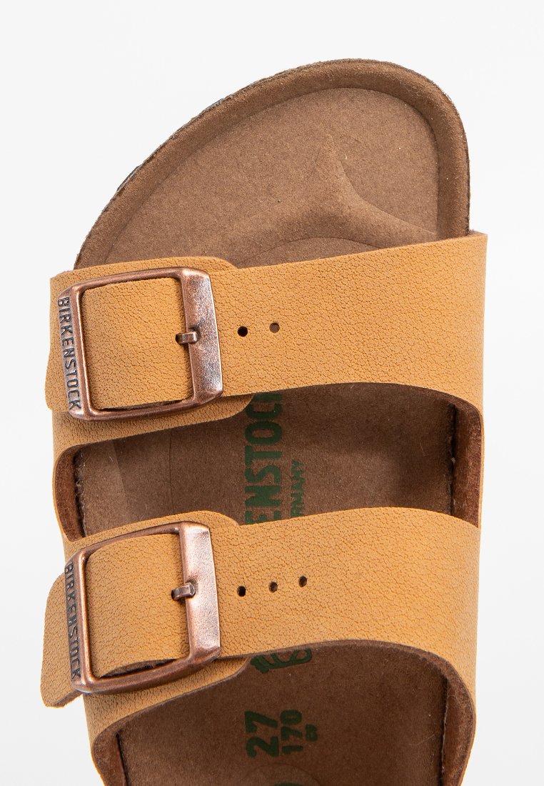 Sandales à deux brides en daim jaune doux avec des boucles en bronze, dotées d'une semelle intérieure rembourrée marron et d'un soutien de la voûte plantaire pour le confort.
