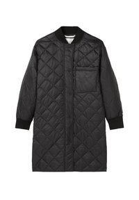 Sort quiltet lang frakke med rund krave, frontlukning med knapper, én brystlomme og ribbet manchetter. Glat, let stof.