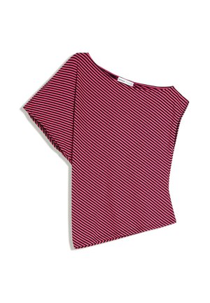 Top asimmetrico a maniche corte con strisce diagonali rosa e nere e scollo ampio, disteso su sfondo bianco.