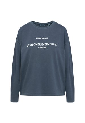 Long-sleeved, navy blue sweatshirt made of soft fabric. Features white printed text: "SENSES. THE LABEL LOVE OVER EVERYTHING .FOREVER."