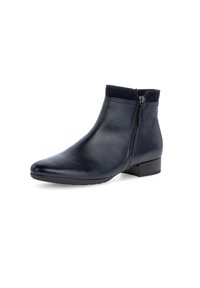 Botín de cuero negro hasta el tobillo con un acabado suave, puntera redondeada y cremallera lateral; cuenta con un tacón bajo y un cuello de tela suave.
