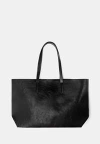 Borsa tote in pelle nera con texture liscia, doppi manici e forma rettangolare. Presenta una lucentezza delicata e un design minimalista.