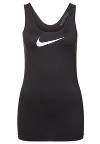 Černý sportovní top s kulatým výstřihem, vyrobený z elastické látky. Obsahuje bílý logo Nike ve tvaru vlnovky a nápis 'NIKE PRO' na ramínku.