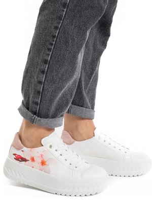 Baskets blanches avec un motif floral, semelle en caoutchouc et accents en daim rose au talon. Elles disposent d'un système de laçage et d'une semelle plateformée texturée.