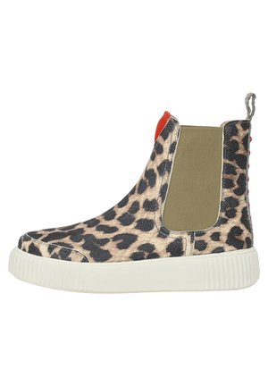 Leopardprint enkellaarsjes met elastische panelen in olijfgroen, oranje hieltab, witte rubberen zool en bovenwerk van textuurstof.